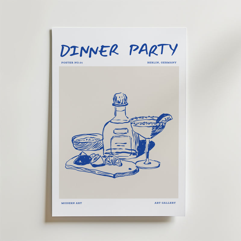 Dinner Party Poster från Bozetto har en blå linjeteckning av en flaska, glas, köksredskap, citronskivor och ost på ett fat, med modern konsttext för ett galleri i Berlin - perfekt för vardagslyx-stilen.