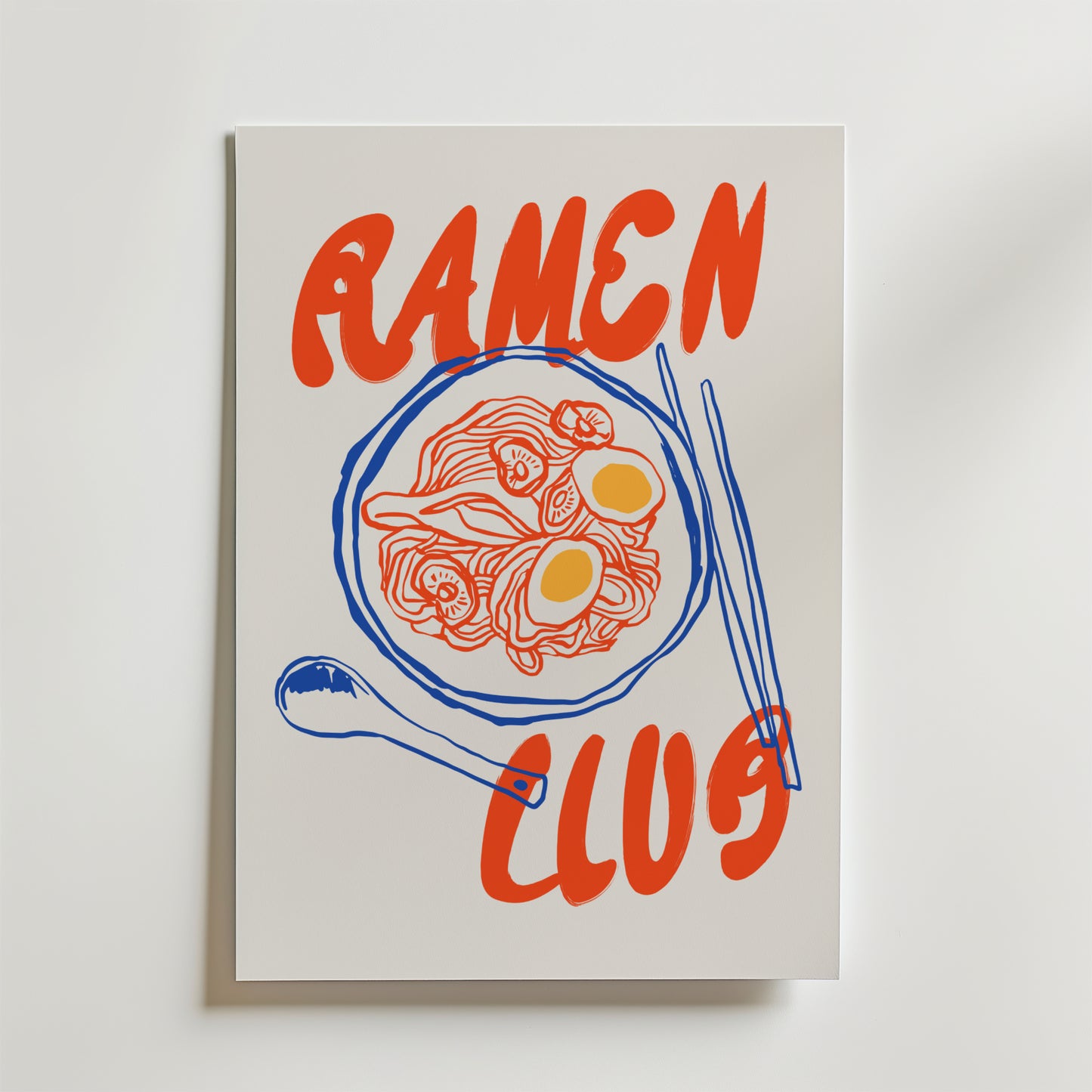 Ramen Club Poster by Bozetto visar en röd text med texten "Ramen Club" och en blå och orange linjeillustration av ramen med ägg, grönsaker, sked och ätpinnar på en vit bakgrund i kökstavla-stil.