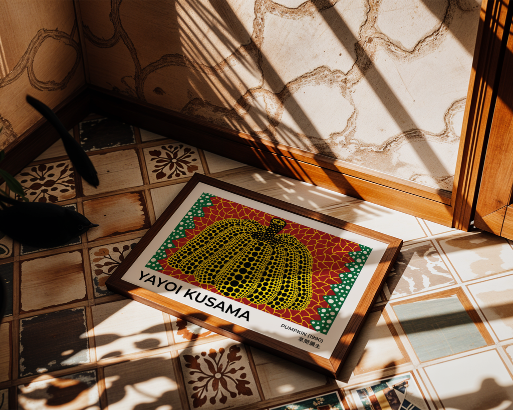 Mockup av Yayoi Kusama – Pumpkin affisch på vägg – köp enkelt hos Bozetto i hög kvalitet