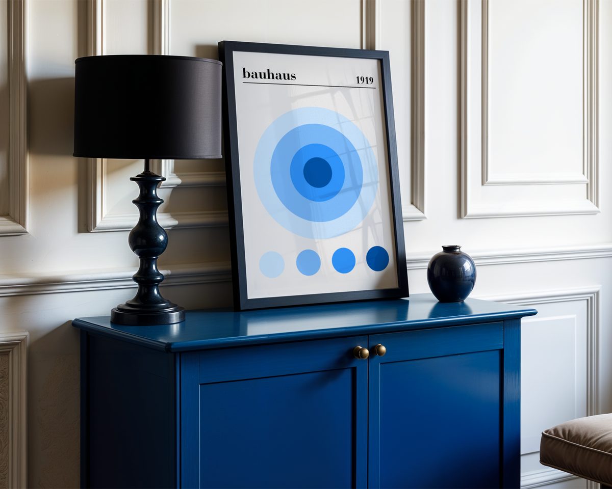 Mockup av Bauhaus Blue Circles affisch på vägg – köp enkelt hos Bozetto i hög kvalitet