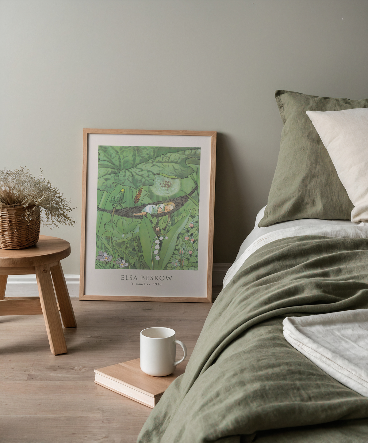Mockup av Elsa Beskow Tummelisa 1910 affisch på vägg – köp enkelt hos Bozetto i hög kvalitet