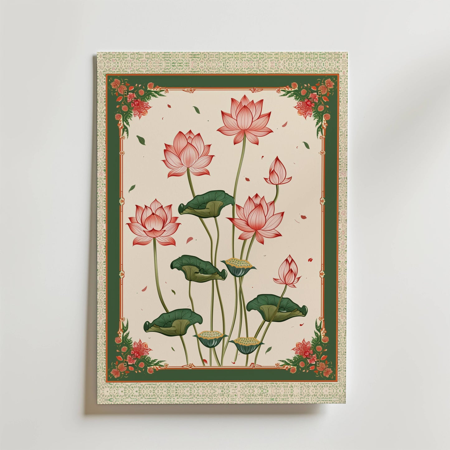 Bozetto Green Lotus Poster visar blommande rosa lotusblommor och gröna blad med en utsmyckad grön och röd blomsterkant på en krämfärgad bakgrund som ger asiatisk konst charm till alla vita väggar.