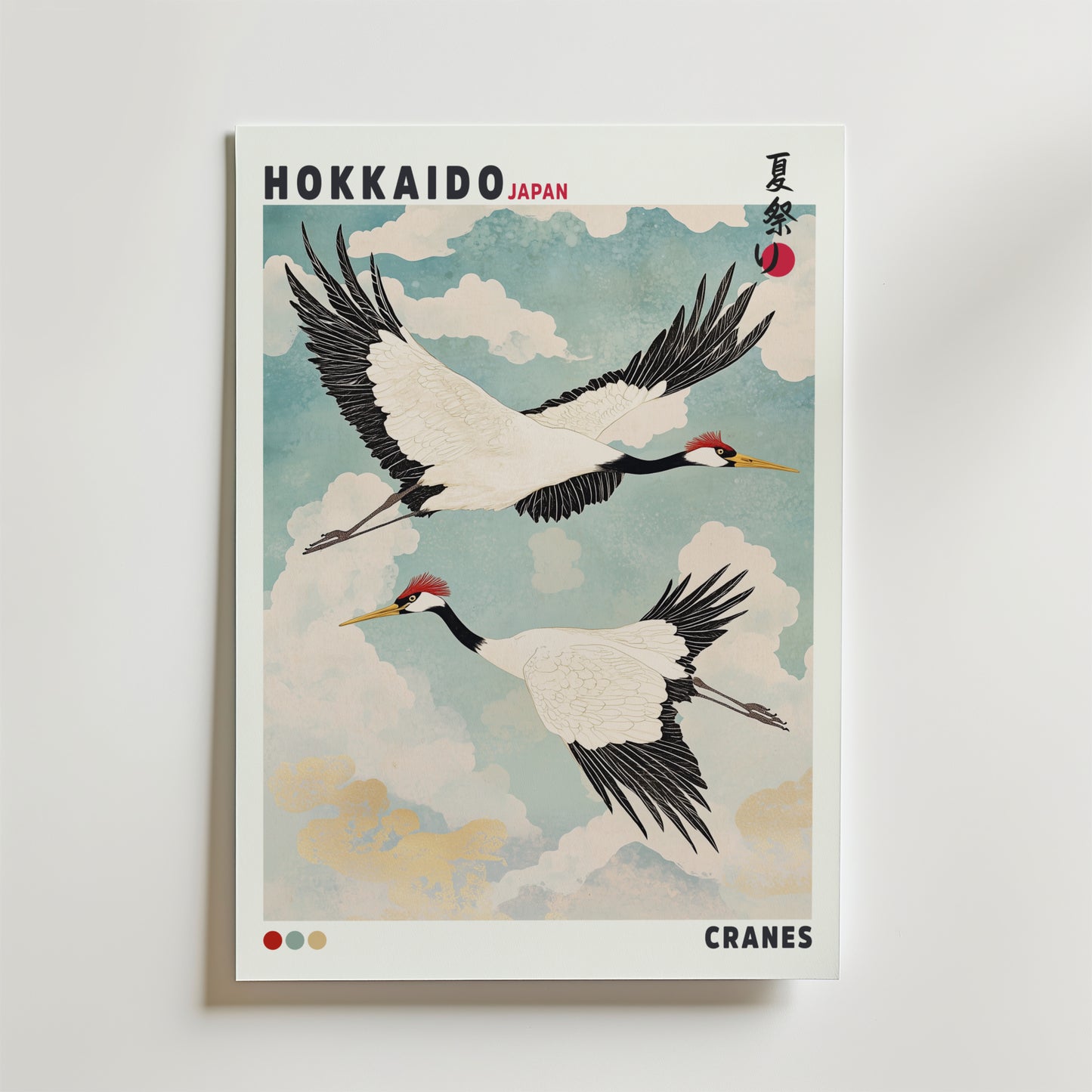 Bozetto Hokkaido Cranes Poster visar tranor i vintagestil som flyger mot en blå himmel med moln, en liten röd sol, japanska tecken och texten "Hokkaido Japan, Cranes" för en poetisk touch.