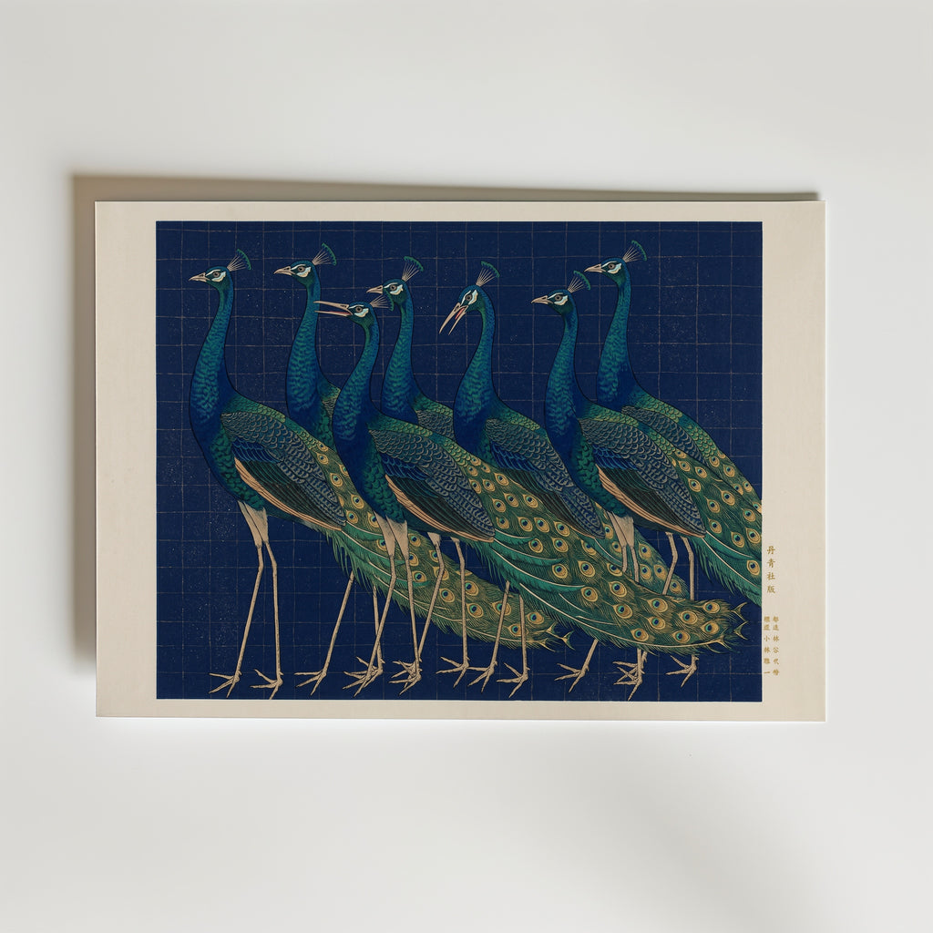 Indigo Peacocks Poster – påfåglar i japansk träsnittsstil mot djupblå bakgrund