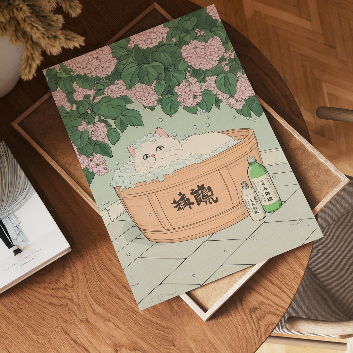 Hydrangea Cat i väggmockup – konsttryck presenterat i verklig miljö av Bozetto i hög tryckkvalitet