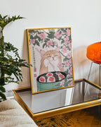 Sakura Sushi Cat poster visualiserad på vägg – se rätt storlek med mockup från Bozetto