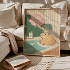 Capybara In Lotus Bath poster visualiserad på vägg – från Bozetto i hög kvalitet