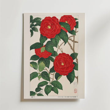 Bozetto "Japan Red Flower Poster" har en botanisk illustration av en gren med levande röda blommor och glansigt gröna blad på en ljus bakgrund, accentuerad av asiatiska sigill och kalligrafi för en elegant touch.