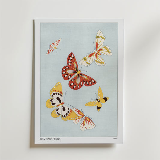 Bozetto Kamisaka Sekka Poster föreställer fem färgglada fjärilar med mönstrade vingar på en ljusblå bakgrund, inspirerad av japansk estetik. Det vitrandiga konstverket är märkt "Kamisaka Sekka 1904" längst ner.