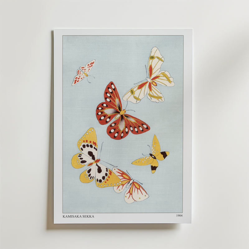 Bozetto Kamisaka Sekka Poster föreställer fem färgglada fjärilar med mönstrade vingar på en ljusblå bakgrund, inspirerad av japansk estetik. Det vitrandiga konstverket är märkt "Kamisaka Sekka 1904" längst ner.