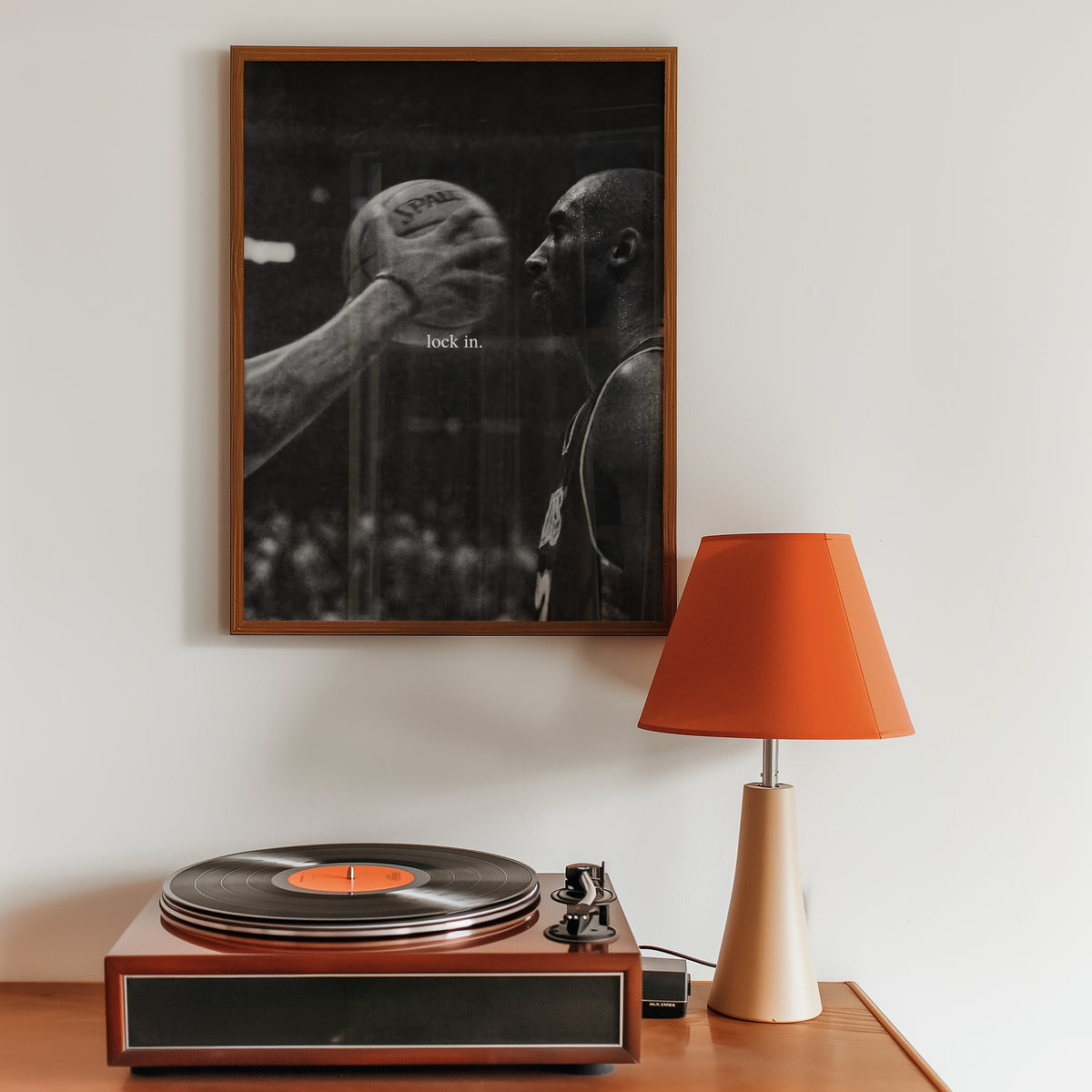 Kobe Bryant Lock In affisch i ljust minimalistiskt vardagsrum – köp enkelt hos Bozetto