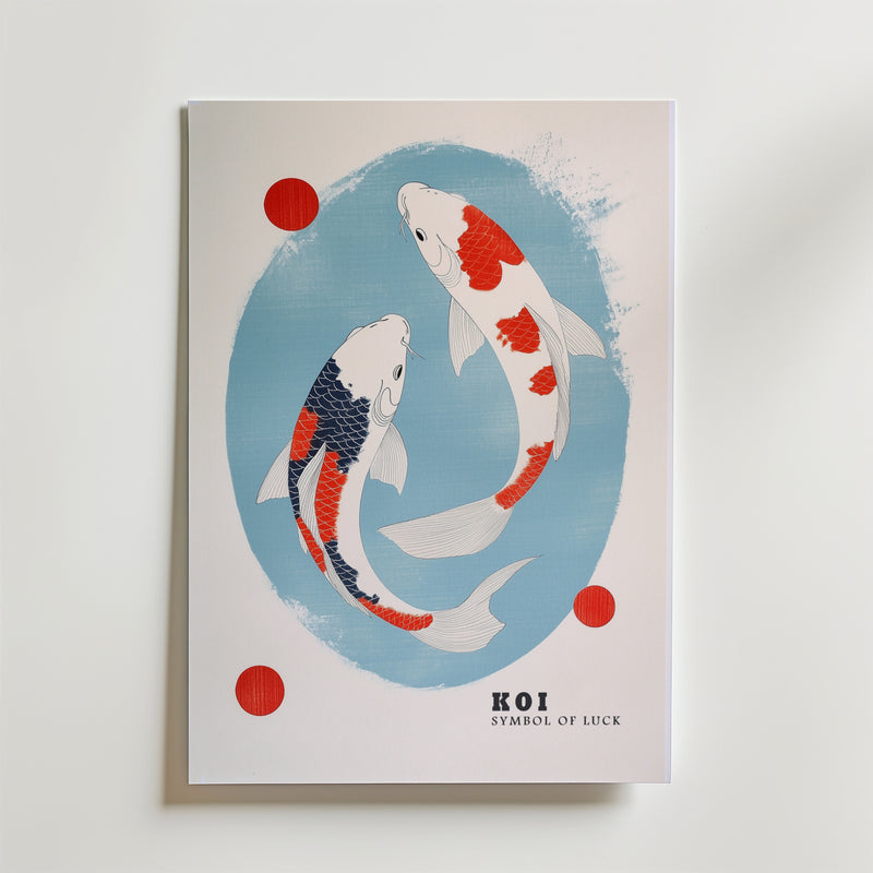 Bozetto Yin Yang Koi Poster föreställer två livfulla koier - en röd och vit och en blå och vit - som simmar i en cirkel på en ljusblå bakgrund med röda prickar. "KOI SYMBOL OF LUCK" längst ner ger harmoni till alla utrymmen.