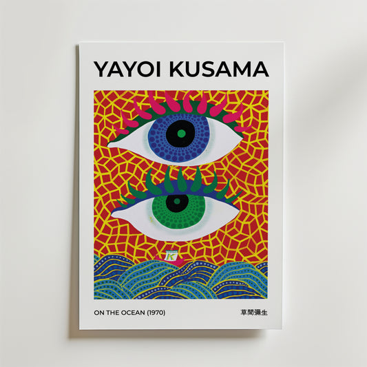 Yayoi Kusama On The Ocean Poster från Bozetto har två stora stiliserade ögon, färgglada mönster, en röd och gul texturerad bakgrund och blå vågor. Tryckt på FSC-certifierat premiumpapper med högkvalitativ finish.