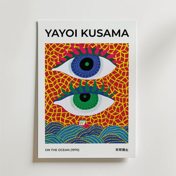 Yayoi Kusama On The Ocean Poster från Bozetto har två stora stiliserade ögon, färgglada mönster, en röd och gul texturerad bakgrund och blå vågor. Tryckt på FSC-certifierat premiumpapper med högkvalitativ finish.