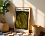 Yayoi Kusama Yellow Pumpkin poster visualiserad på vägg – från Bozetto i hög kvalitet