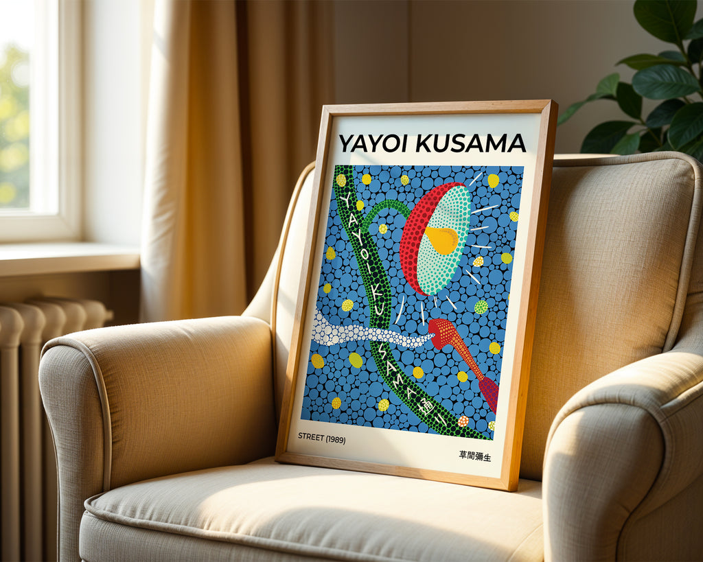 Yayoi Kusama Streets 1989 poster visualiserad på vägg – från Bozetto i hög kvalitet