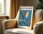 Yayoi Kusama Streets 1989 poster visualiserad på vägg – från Bozetto i hög kvalitet
