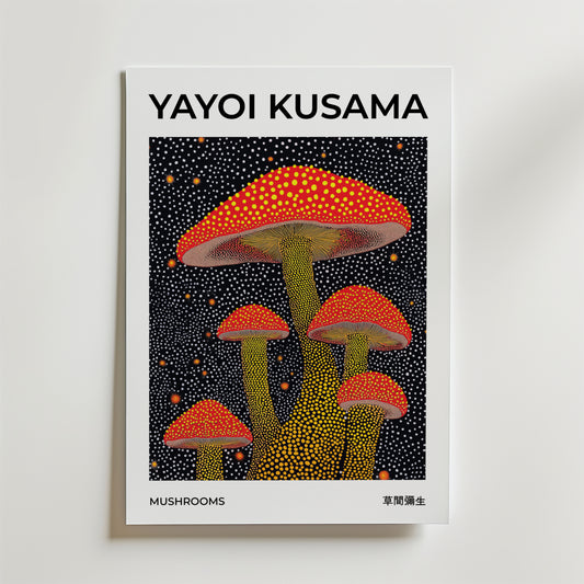 Bozetto Yayoi Kusama Mushrooms Poster visar Kusamas röda svampar med gula prickar på en svart, färgstark prickig bakgrund, tryckt på FSC-certifierat premiumpapper för en högkvalitativ finish. Titeln visas längst ner.