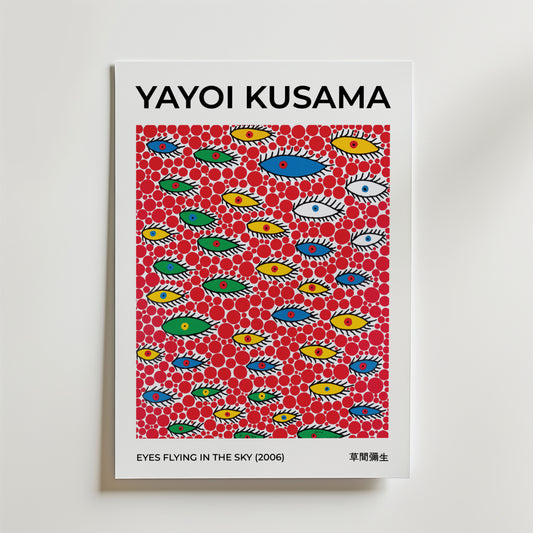 Bozetto Yayoi Kusama Eyes Flying In The Sky Poster föreställer stiliserade ögon på en röd prickig bakgrund, tryckt på FSC-certifierat premiumpapper med konstnärens namn och detaljer om konstverket ovan och under bilden.