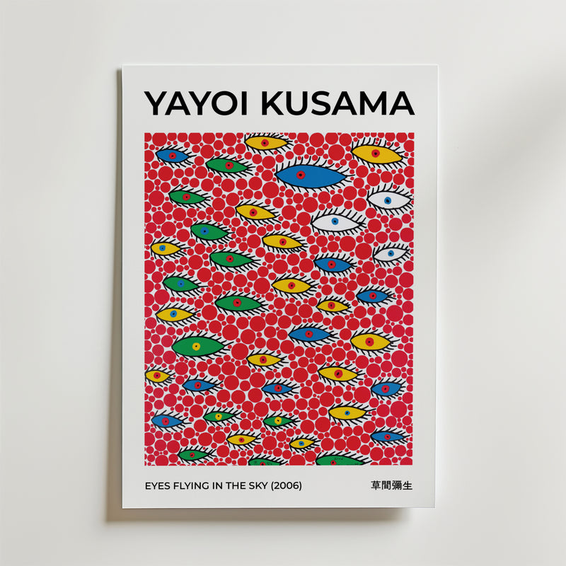 Bozetto Yayoi Kusama Eyes Flying In The Sky Poster föreställer stiliserade ögon på en röd prickig bakgrund, tryckt på FSC-certifierat premiumpapper med konstnärens namn och detaljer om konstverket ovan och under bilden.