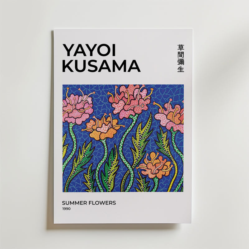 Bozetto Yayoi Kusama Summer Flowers Poster visar Kusamas konstverk från 1990 med rosa blommor på blått, tryckt på FSC-certifierat premiumpapper med en lyxigt matt yta. Konstnärens namn visas på engelska och japanska.
