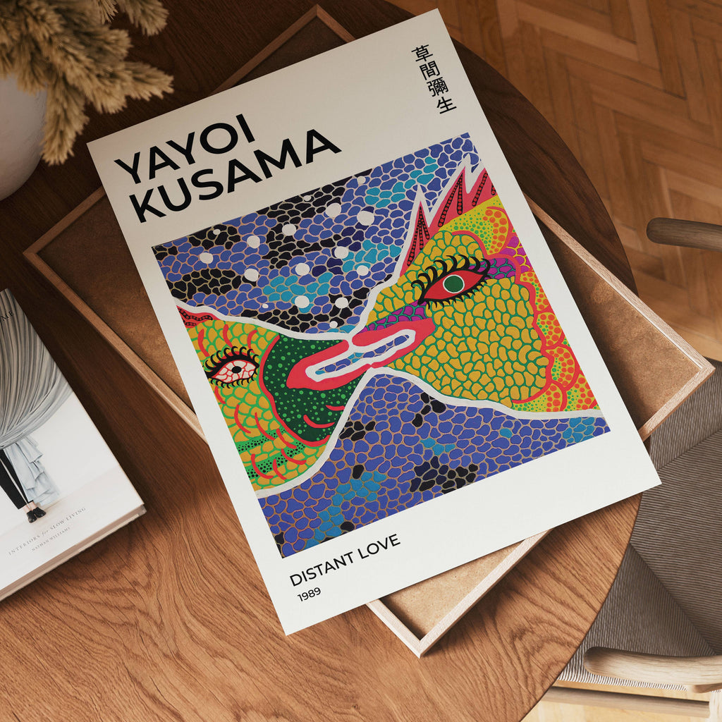 Yayoi Kusama Distant Love – affisch med stilfullt motiv från Bozetto i hög kvalitet