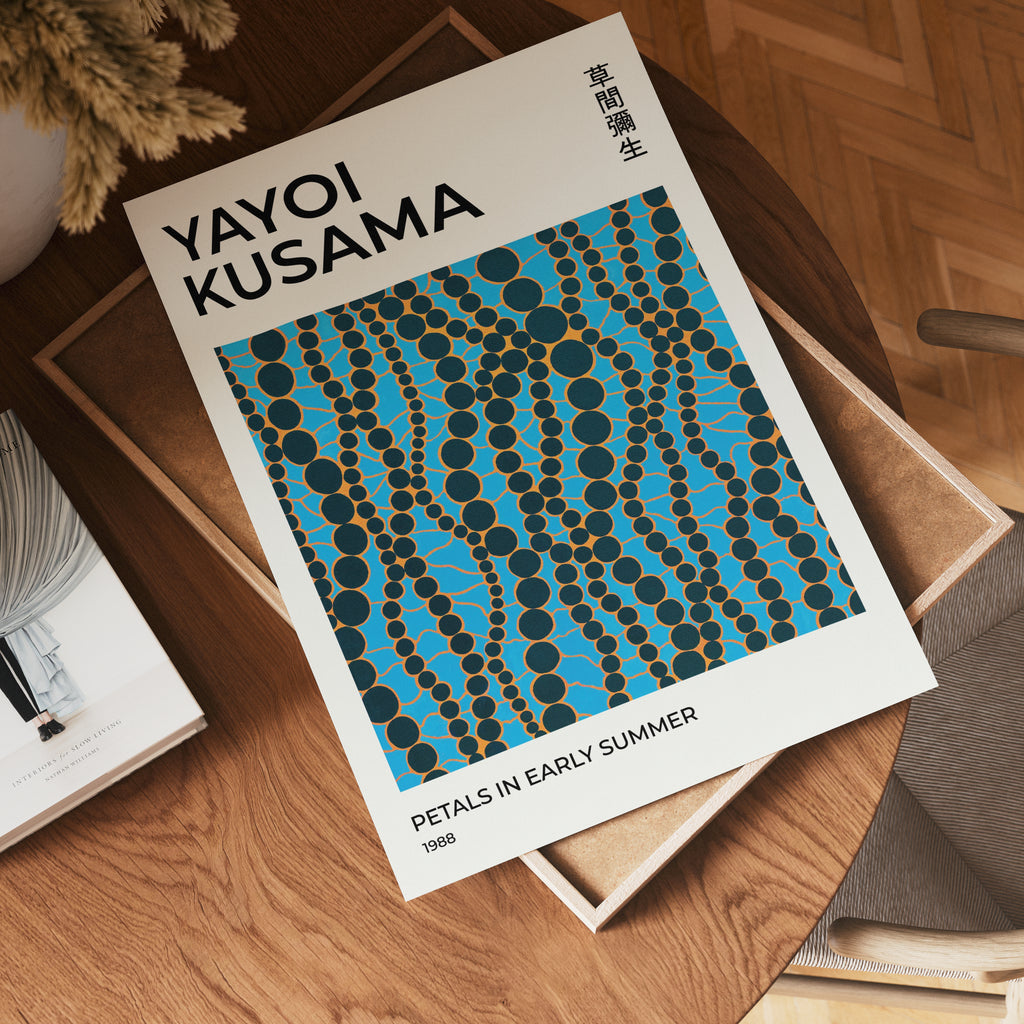 Yayoi Kusama Summer Petals poster visad rakt fram – Bozetto affisch i hög tryckkvalitet