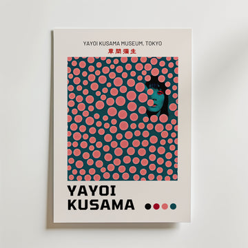 Bozetto Yayoi Kusama Hidden Gaze Poster har rosa prickar på mörk botten, med ett delvis ansikte, japansk text och YAYOI KUSAMA ovanför. Tryckt på FSC-certifierat premiumpapper för en högkvalitativ finish.
