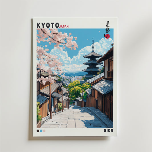 Bozetto Kyoto Japan Poster har livfulla färger, Gions historiska trähus, körsbärsblommor, en pagod under blå himmel och både japansk och engelsk text som lyfter fram Kyoto och Gion-festivalen.
