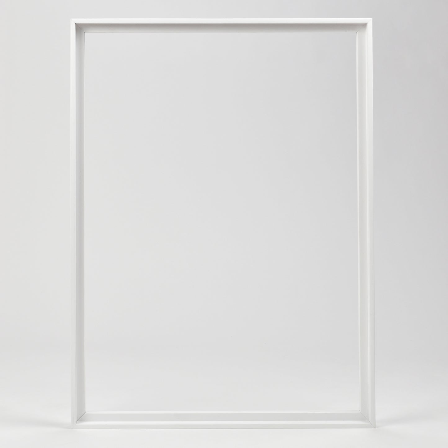 Bozetto Canvas Träram Vit (svävande ram) står upprätt mot en vit bakgrund, redo att visa upp din konst.