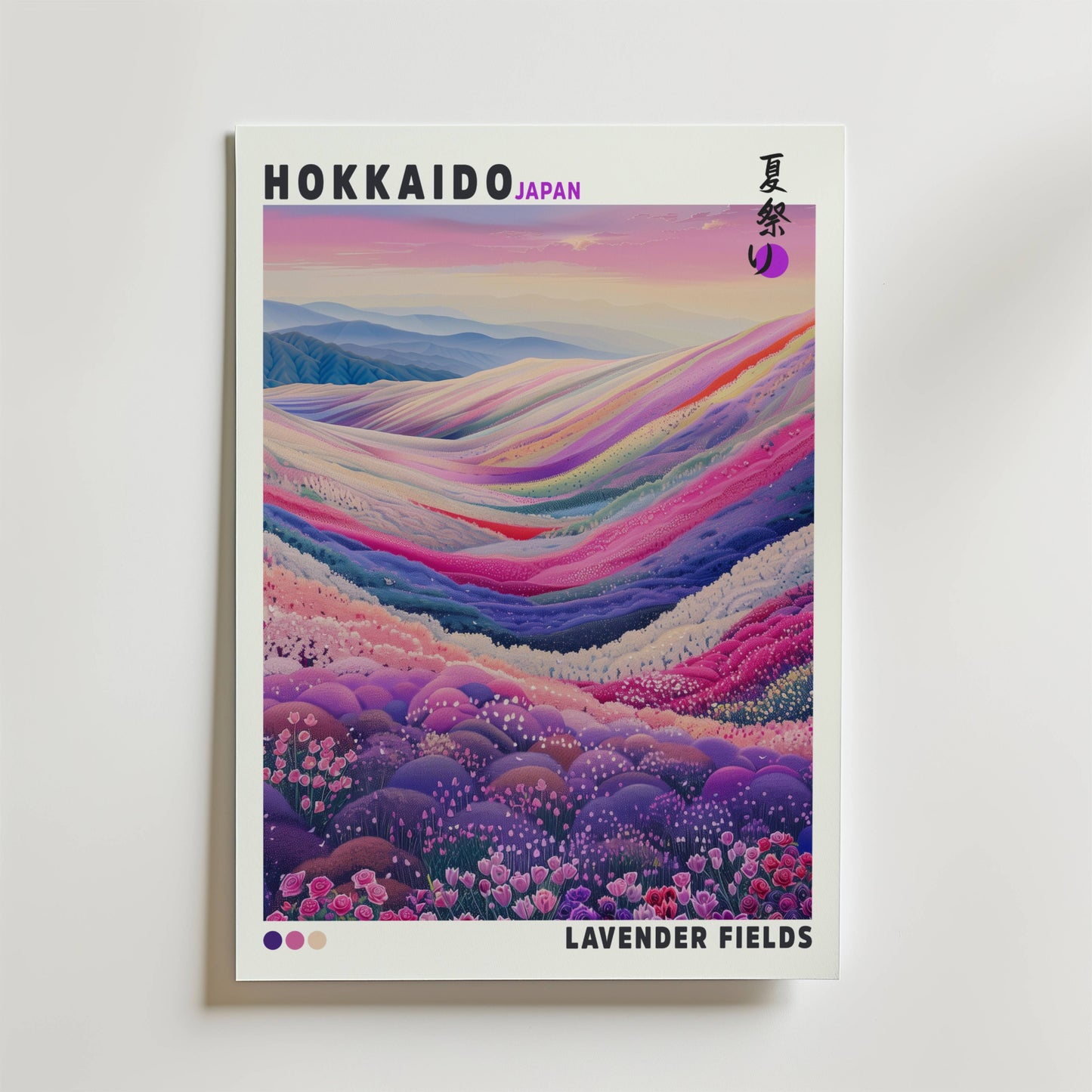 Hokkaido Lavender Fields Poster by Bozetto har en vacker pastellillustration av böljande kullar och lavendelfält under en mjuk himmel, med "Hokkaido Japan, Lavender Fields" och japanska tecken - perfekt för en stilfull inredning.