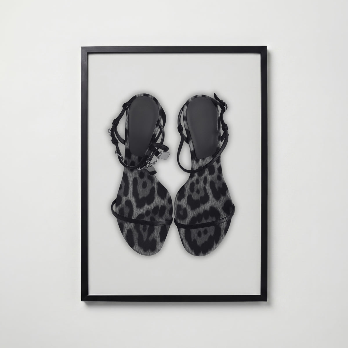 Spotted Strap Sandals Poster – svart ram