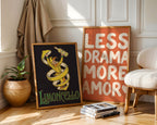 Less Drama More Amor Poster – två posters i rum 2