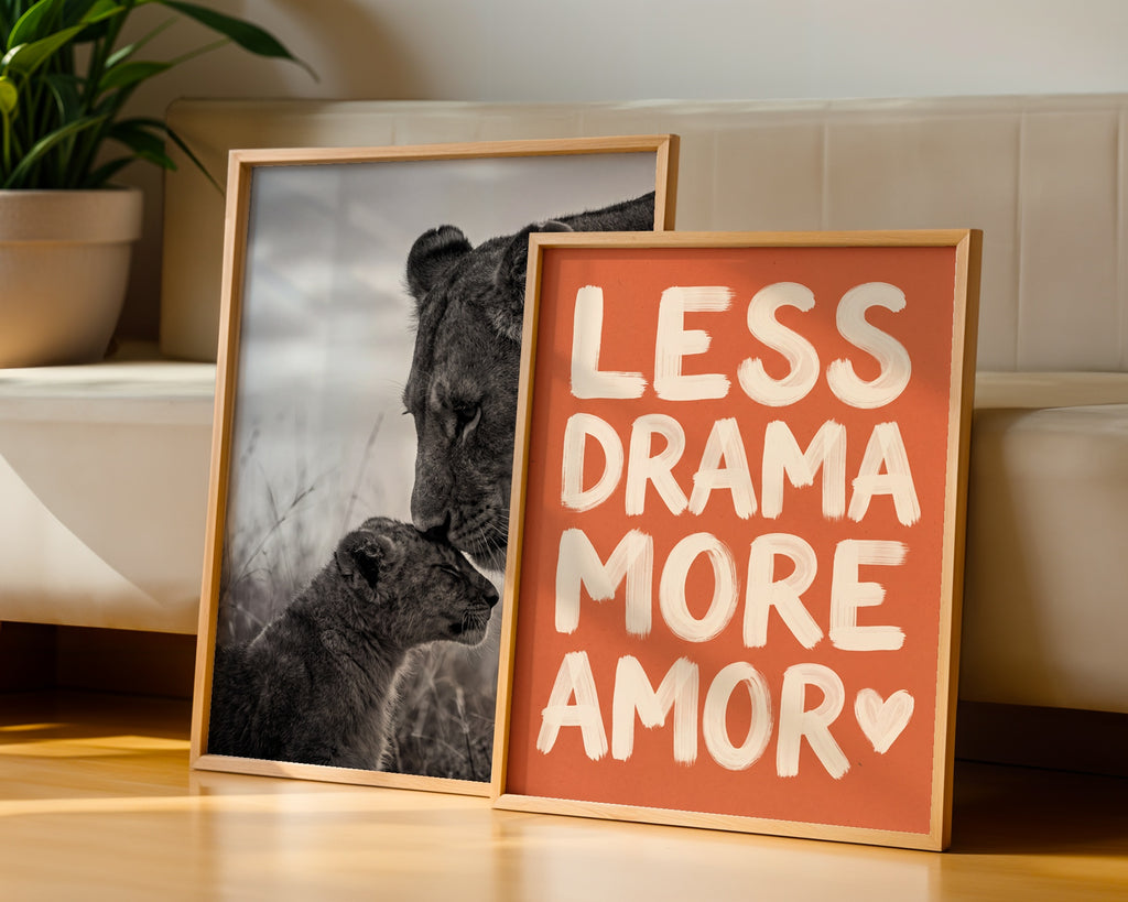 Less Drama More Amor Poster – två posters i rum 3
