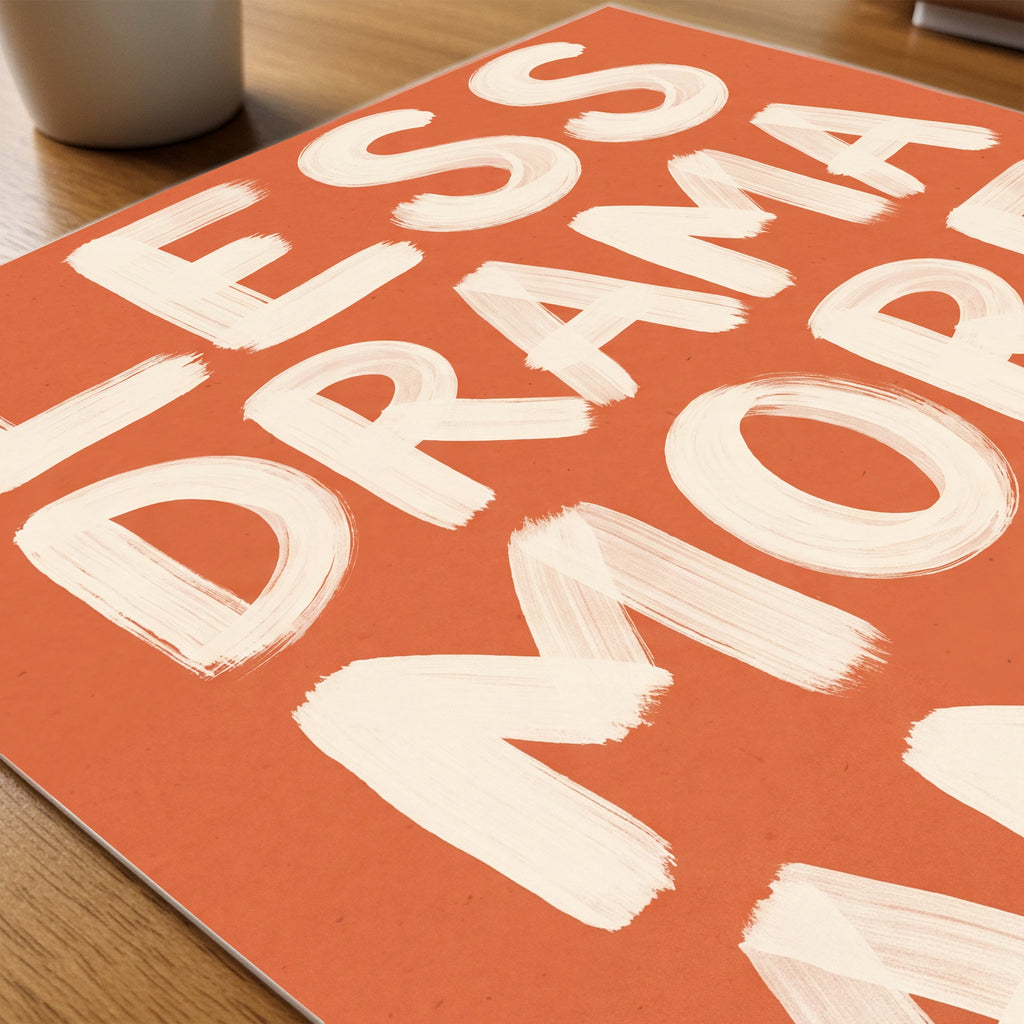 Less Drama More Amor Poster – närbild på papper