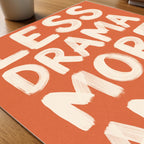 Less Drama More Amor Poster – närbild på papper