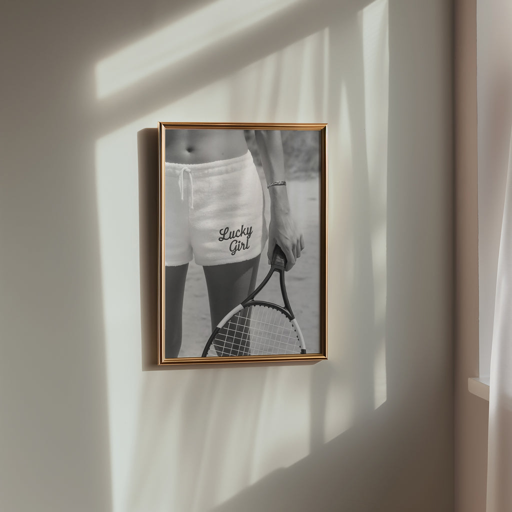 Lucky Girl Tennis Poster – i rum 1