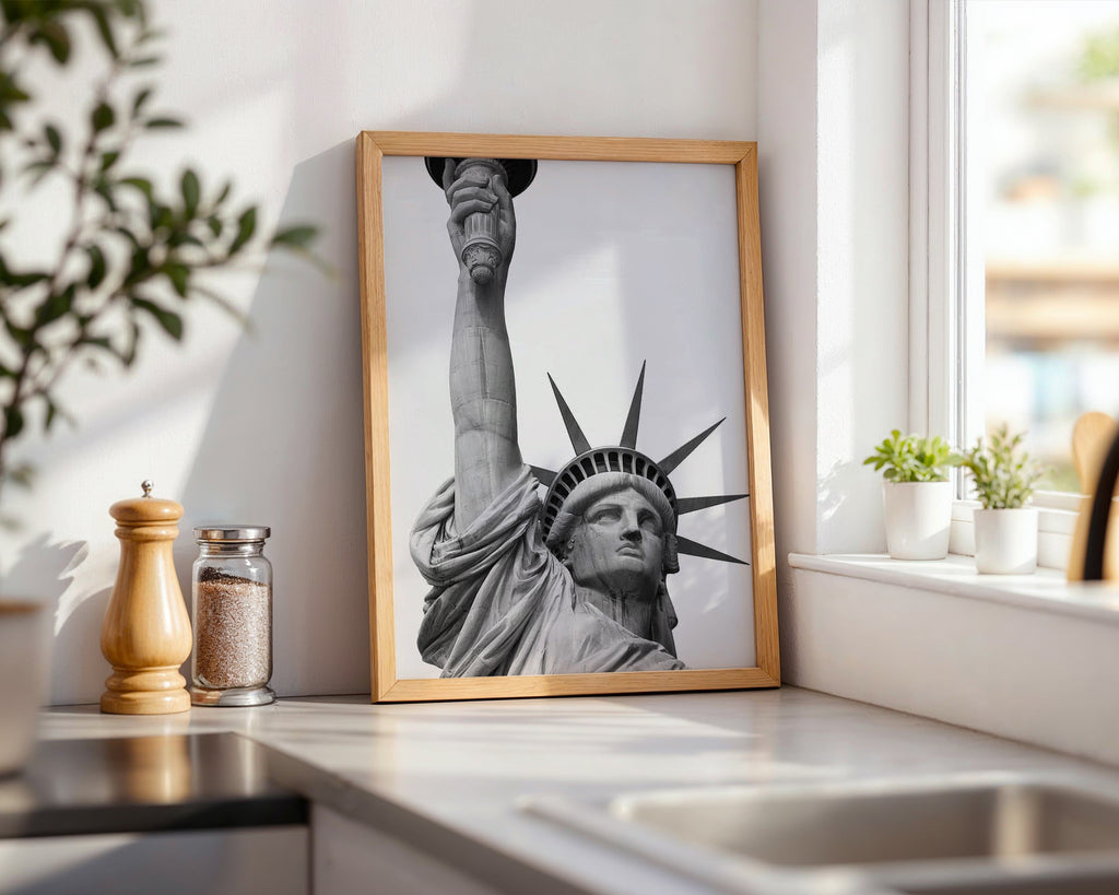 Väggmockup av Liberty in Black & White affisch på ljus vägg – Bozetto konsttryck