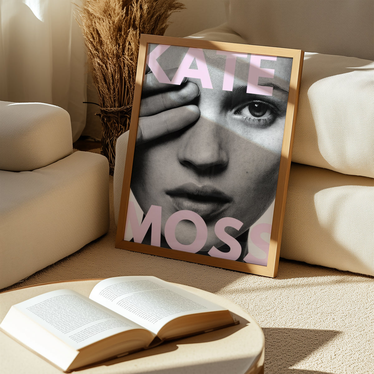 Kate Moss poster visualiserad på vägg – se rätt storlek med mockup från Bozetto i hög tryckkvalitet