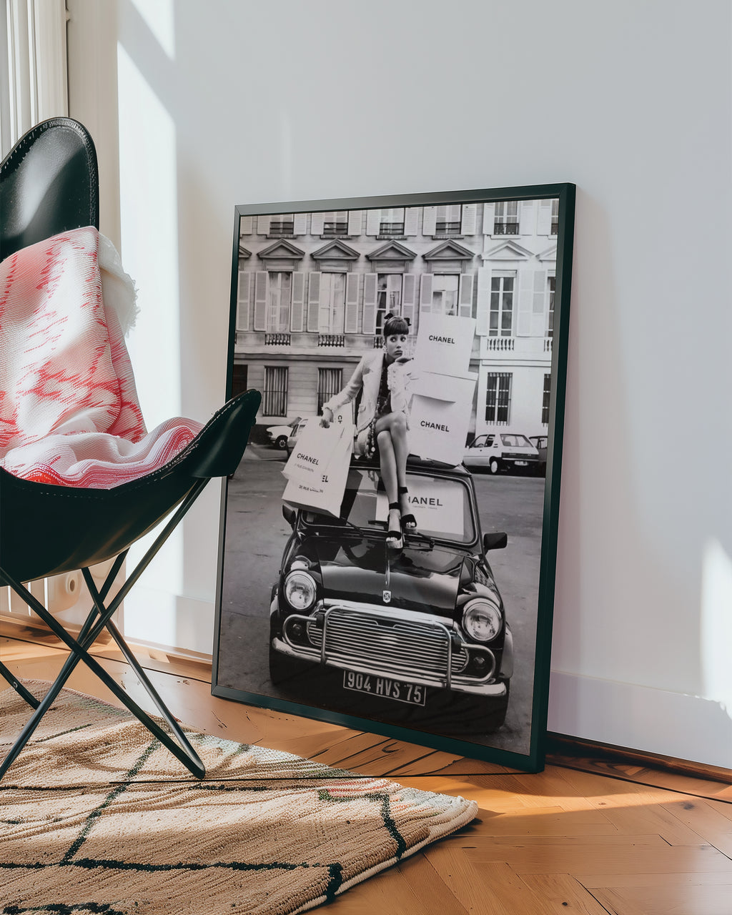 Mockup av Chanel Shopping Spree affisch på vägg – köp enkelt hos Bozetto i hög kvalitet