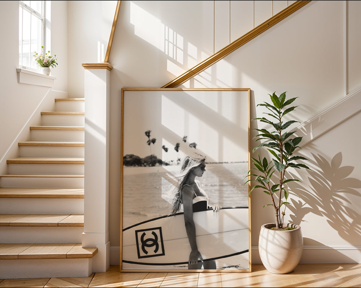 Väggmockup av Chanel Surf affisch på ljus tegelvägg – Bozetto konsttryck i hög tryckkvalitet