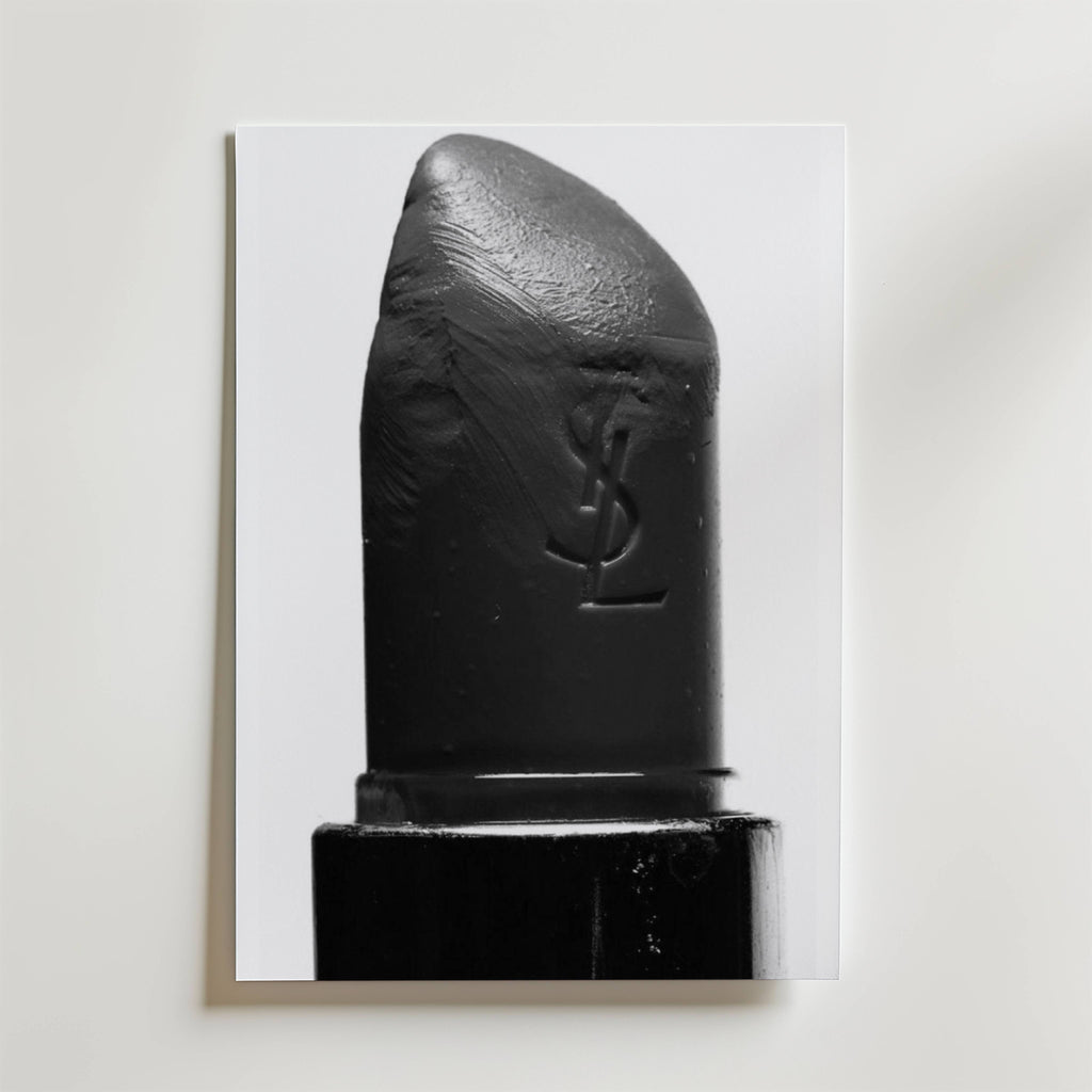 Black Lipstick YSL – stilfullt konsttryck från Bozetto, tryckt på matt finpapper