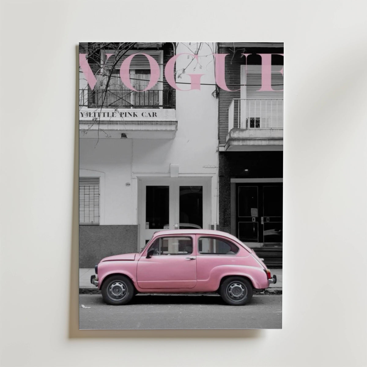 Vogue Pink Car – stilfullt konsttryck från Bozetto, tryckt på matt finpapper i hög tryckkvalitet