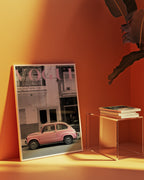 Väggmockup av Vogue Pink Car affisch på ljus tegelvägg – Bozetto konsttryck i hög tryckkvalitet
