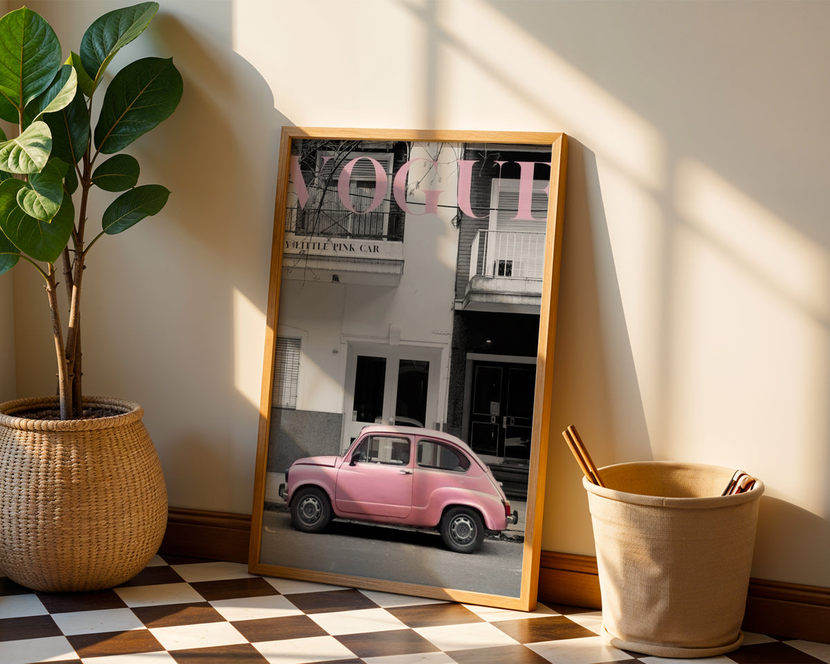 Mockup av Vogue Pink Car affisch på vägg – köp enkelt hos Bozetto i hög kvalitet