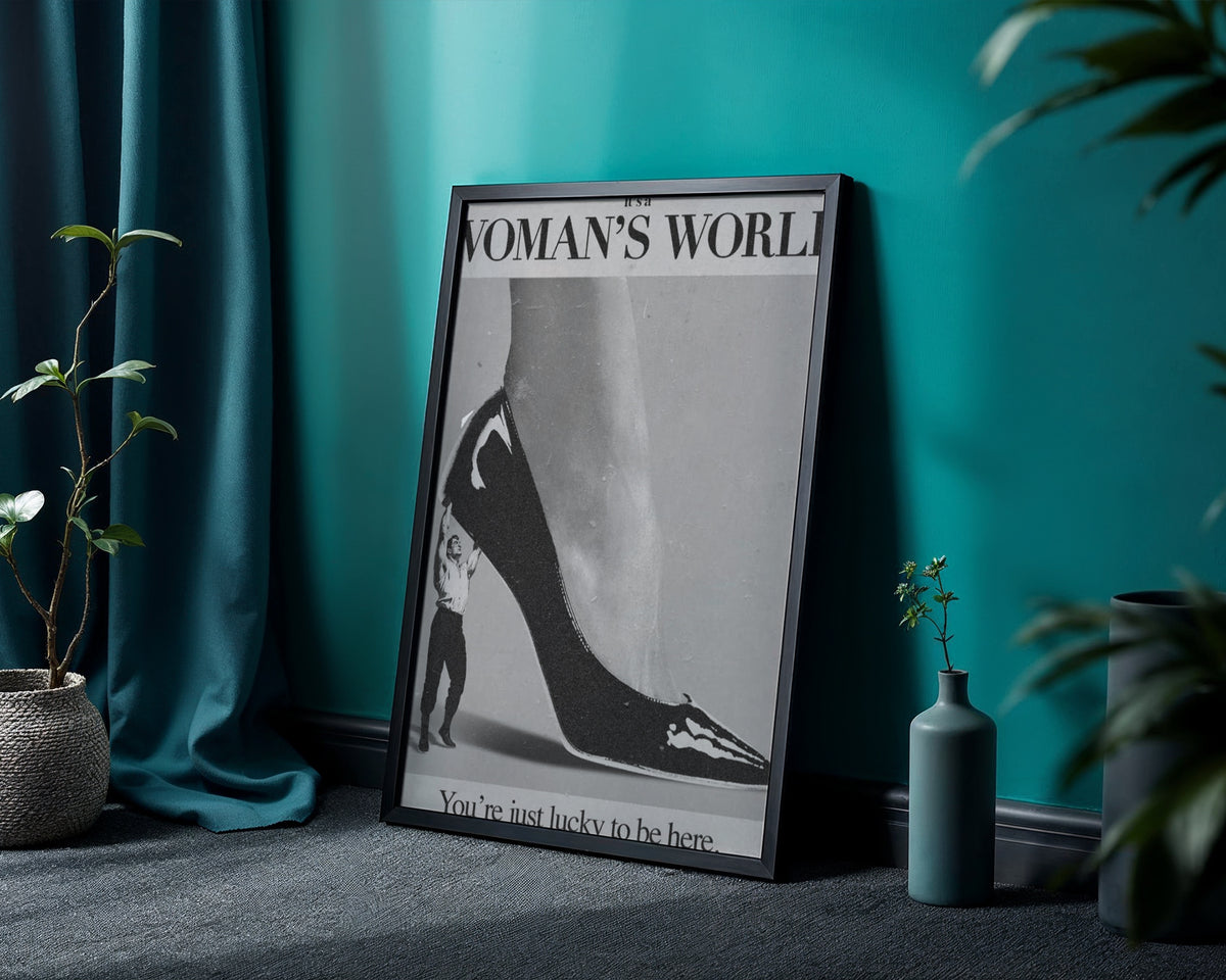 Woman’s World i väggmockup – konsttryck presenterat i verklig miljö av Bozetto i hög tryckkvalitet