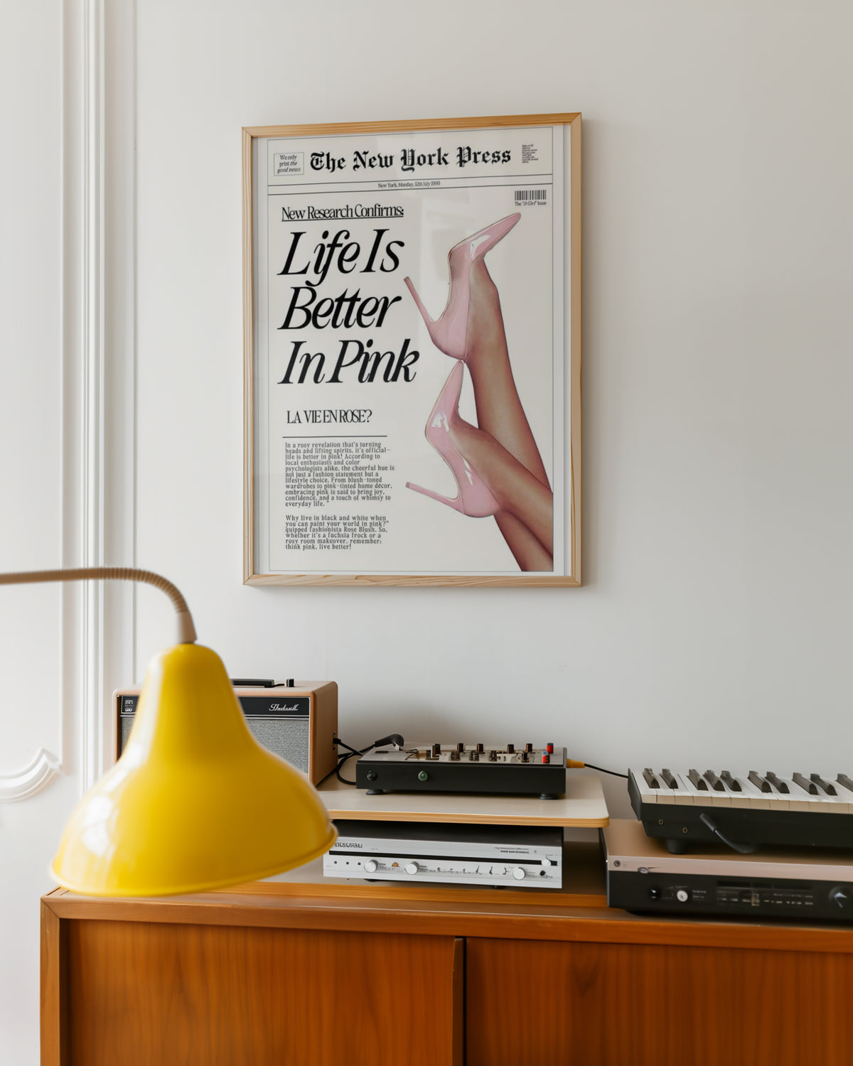 Väggmockup med Life Is Better In Pink – köp enkelt hos Bozetto affisch i hög kvalitet