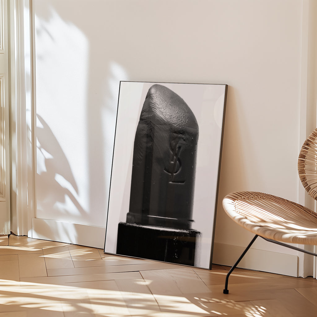 Mockup av Black Lipstick YSL affisch på vägg – köp enkelt hos Bozetto i hög kvalitet