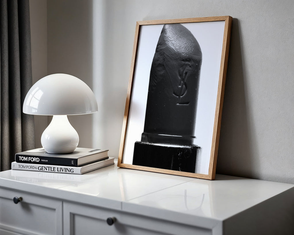 Väggmockup av Black Lipstick YSL affisch på ljus vägg – Bozetto konsttryck – nr 3