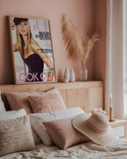 Väggmockup av Vogue Iconic affisch på ljus tegelvägg – Bozetto konsttryck i hög tryckkvalitet